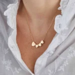 Collier personnalisé porté avec pendentifs famille
