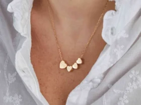 Collier personnalisé porté avec pendentifs famille