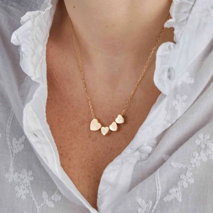 Collier personnalisé porté avec pendentifs famille