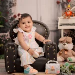 Bébé assis dans un décor ludique avec jouets