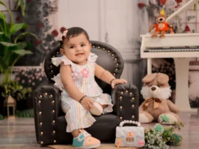 Bébé assis dans un décor ludique avec jouets