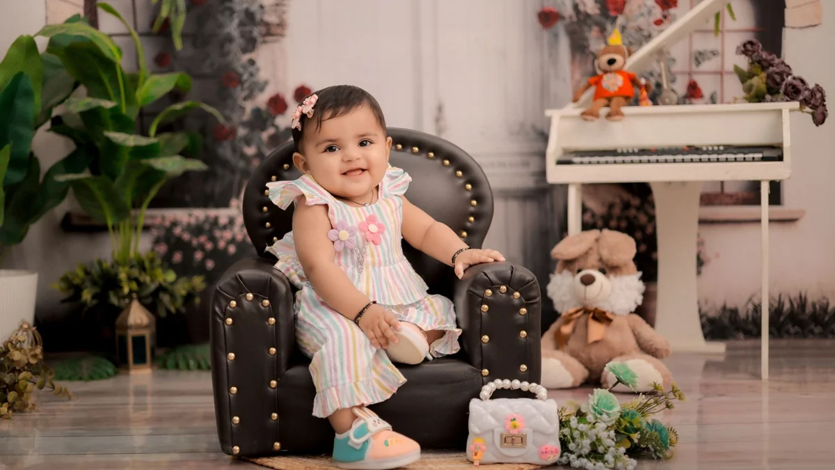 Bébé assis dans un décor ludique avec jouets