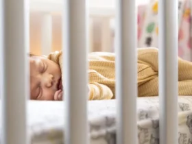 Bébé endormi dans son lit à barreaux